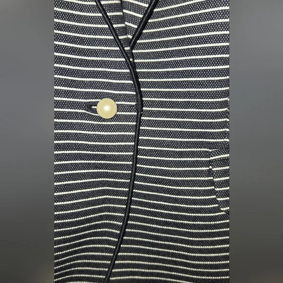 Ann taylor size 4 blazers made in Indonesia. - Picture 5 of 7